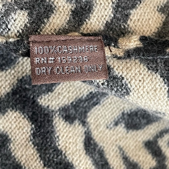 J.Mclaughlin 100% Cashmere Animal Print Sweater Sz M Long Sleeve Classic Preppy - Picture 8 of 10